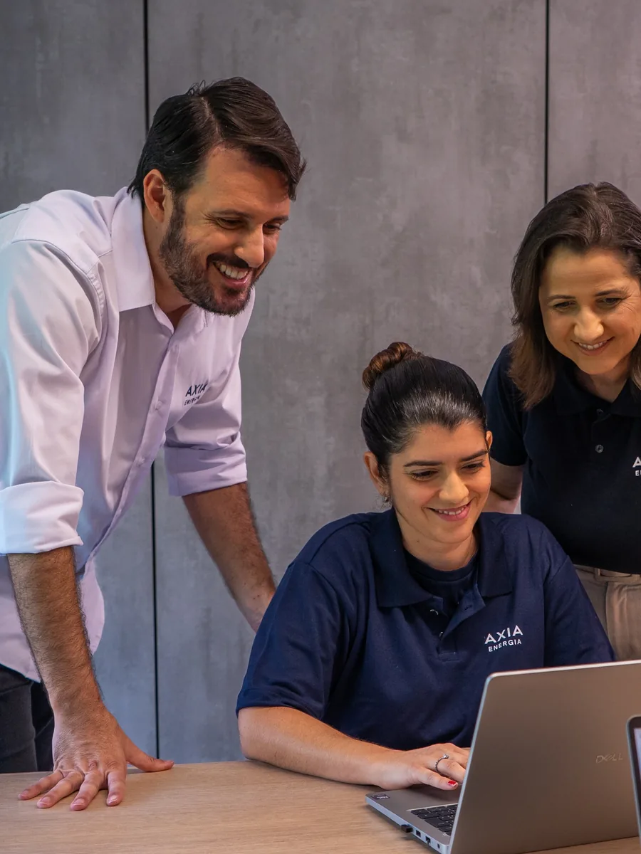 Equipe da AXIA Energia reunida no escritório