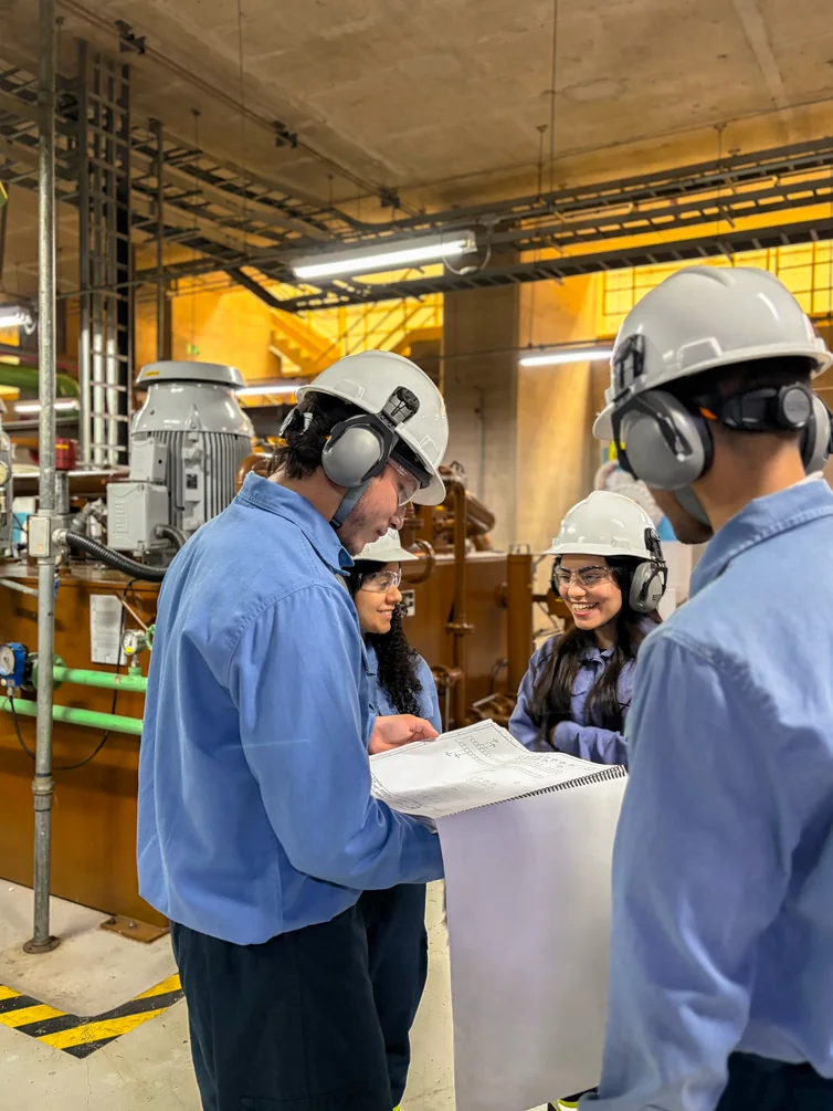 Profissionais da AXIA Energia analisando um projeto na usina