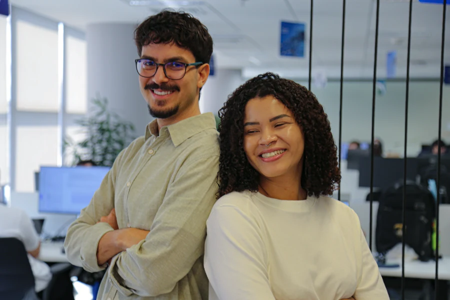 Dois estagiários da AXIA Energia no escritório